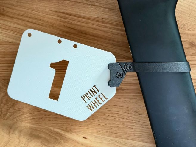 Number mount DOUBLE je venku! Nový držák čísla s uchycením ve dvou bodech = žádné protáčení ani při závodním tempu! ✅ Na...